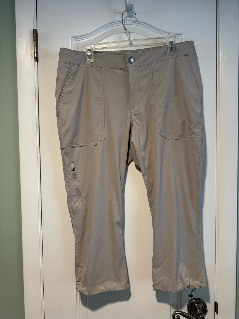 Columbia Women's Gray Active Fit Capri Pants . Size 12